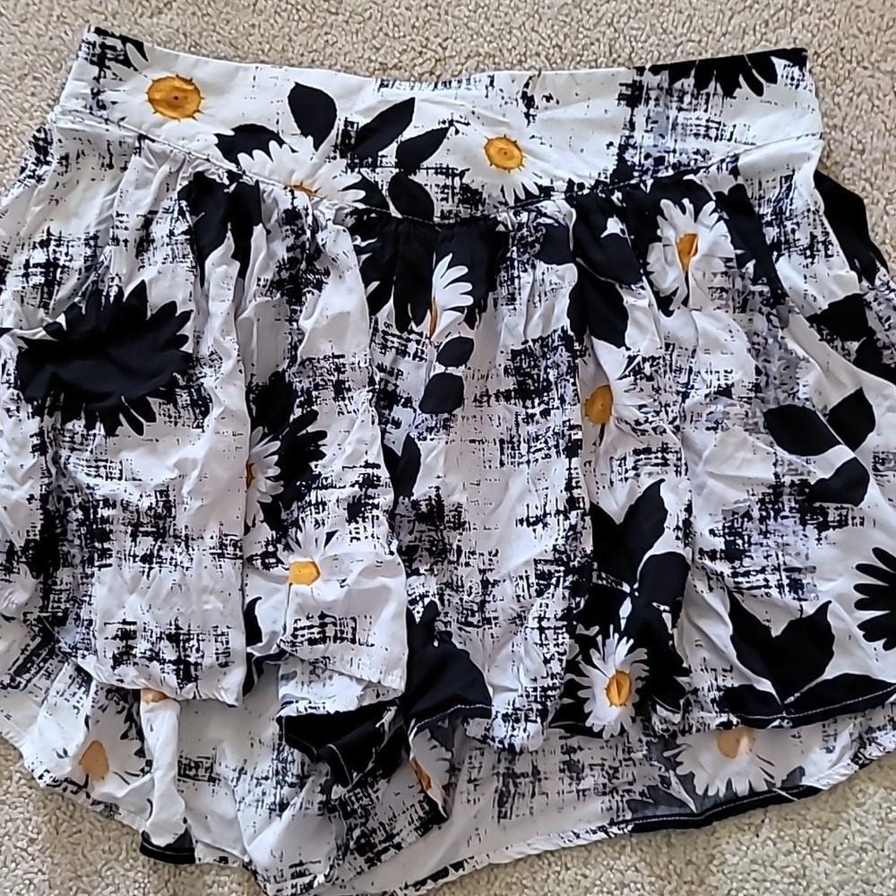 Boom Boom Jeans Womens high waisted shorts/skirt Daisy print On Black/white, L